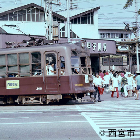 翌年（1975年）に廃線となる「甲子園線」の運行風景。