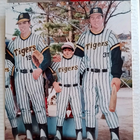 阪神パークにて
阪神タイガースの選手たちと並んでる気分の写真です3歳だったので身長が少し足りてないですね