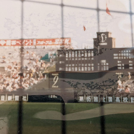 小6の夏、後に自分の母校となる秋田高校の試合を見た時の写真です。甲子園球場が手書きのスコアボードだった最後の年に見ることができたのはラッキーでした。父親、弟と一緒に見ました。