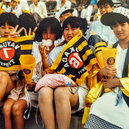 熱烈な阪神ファンのお友達のお父さんが連れて行ってくれました。休み時間に、六甲おろしやバッターボックス立ったときの選手の応援歌の練習とても楽しく、当日も一生懸命に声を出して応援した記憶が蘇る1枚です。