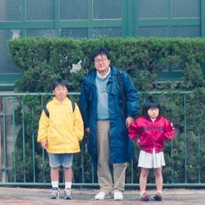 両親の出身校が出場したため、家族で阪神甲子園球場に初めて来た時の写真です。応援した学校は負けてしまいましたが、地元の方が集まるアルプススタンドの雰囲気、得点した際の歓声など、野球観戦の原点として今でも記憶に残っています。