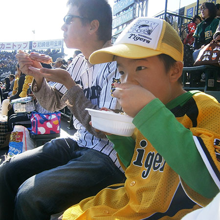 大好きな阪神の選手を眺めながら、大好きな甲子園カレーをほお張る息子。今でも、ネットで甲子園カレーを買って常備してます！