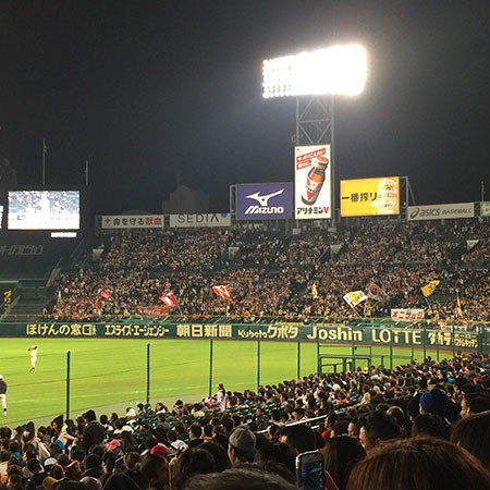 2014年の阪神巨人連合vs MLB選抜の試合。ライトスタンドに阪神と巨人の伝統のライバルチームの大旗が。この日だけ阪神ファンも「闘魂込めて」を歌った。