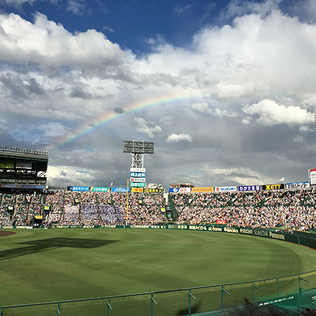 夏の高校野球第100回大会決勝で、大阪桐蔭高校が史上初2度目の春夏連覇を達成した後の閉会式中に撮影した写真。3塁側アルプスの空に虹がかかり、両校球児達の頑張りを讃えているように感じた。
