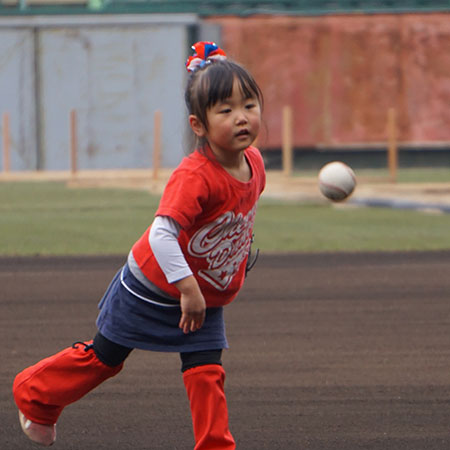 記念投球イベント。娘４歳、チアダンのユニホームで参加させていただきました。