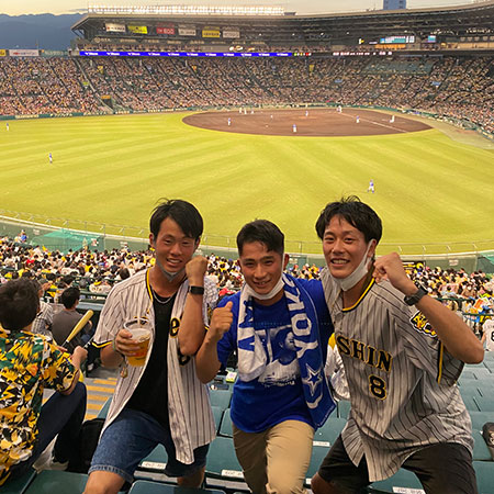 大学時代の部活のチームメイトとの写真
たまたま横浜ファンの友達も来ており3人で撮影
ビジターファンとも楽しく観戦できる甲子園は最高！