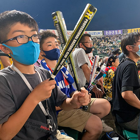 はじめての甲子園球場での観戦！
兄は中日ドラゴンズの応援、弟は阪神タイガースの応援！
