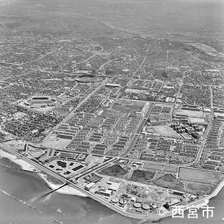 「鳴尾競輪場」開設（1944年まで「100面コート」のあった場所。1951年に「甲子園競輪場」に改称、2002年に閉場。写真は1970年の航空写真。甲子園球場の左手前の建物が競輪場。）