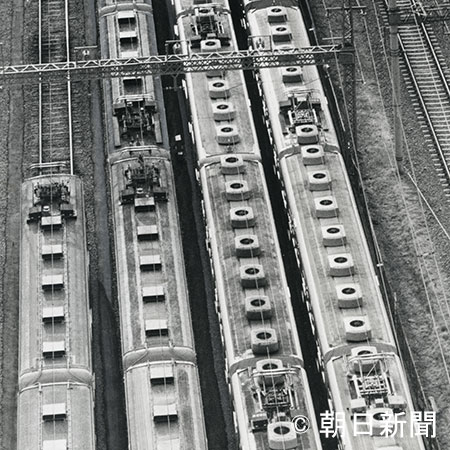 阪神電車が車両の冷房化に着手（写真は1980年代、右2両が冷房車。）