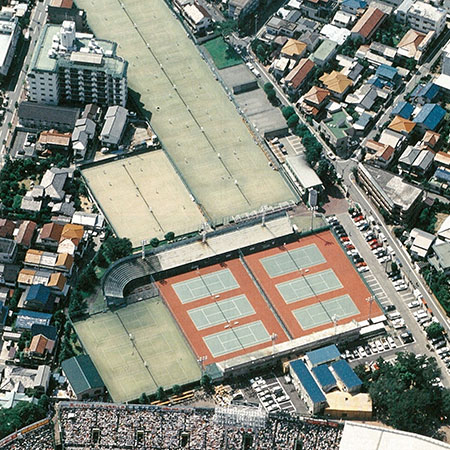 「甲子園大プール（水上競技場、1937年開設）」を「テニスコート」に改装（現在の「新室内練習場」の場所。写真は1993年の航空写真。）
