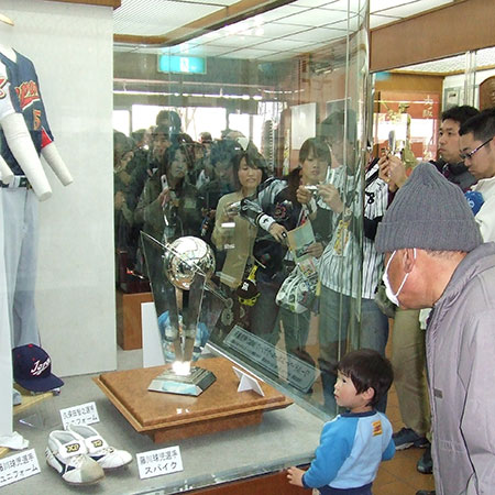 「ワールド・ベースボール・クラシック」優勝トロフィーを「阪神タイガース史料館」で展示