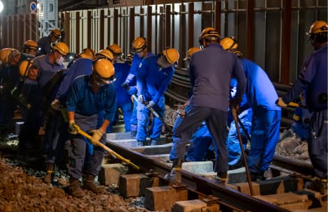 人力で線路を移動