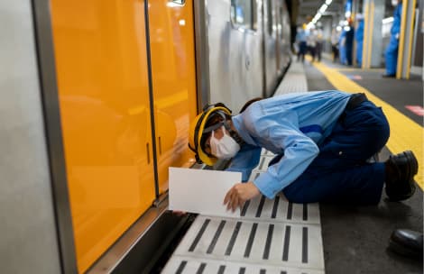 切替後の仮上りホームと車両（乗車口）との隙間確認