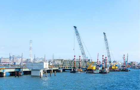 鋼製の橋梁を支える橋脚を構築