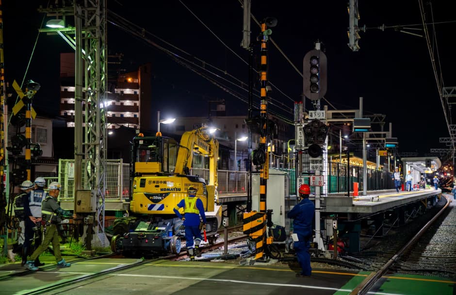 福駅東踏切から工事に使用する重機を入線