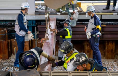 福駅（下り）仮駅舎と旧駅舎をつなぐ仮設通路の設置