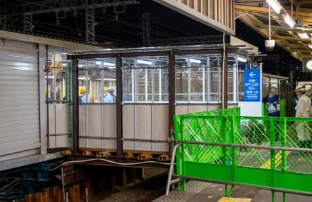 福駅（下り）仮駅舎と旧駅舎をつなぐ仮設通路の状況