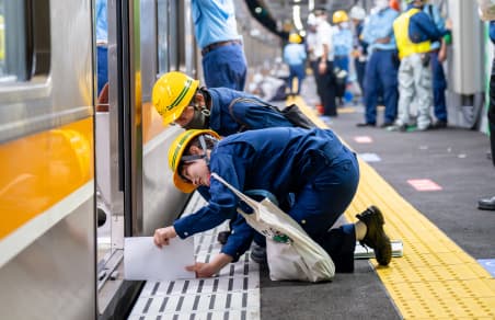 切替後の下りホームと車両（乗車口）との隙間確認