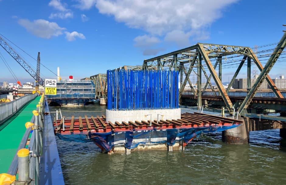 鋼製の橋梁を支える橋脚を構築