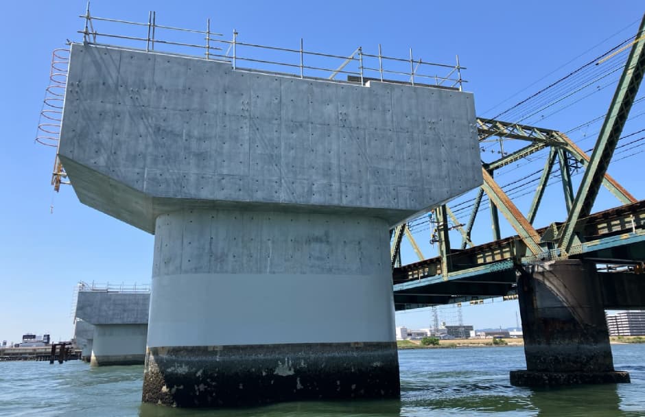 鋼製の橋梁を支える橋脚が完成