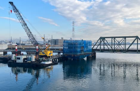 鋼製の橋梁を支える橋脚を構築