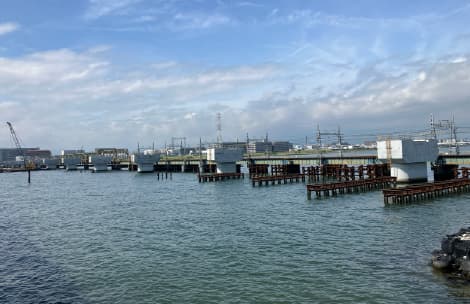 橋脚構築用の仮設備を解体