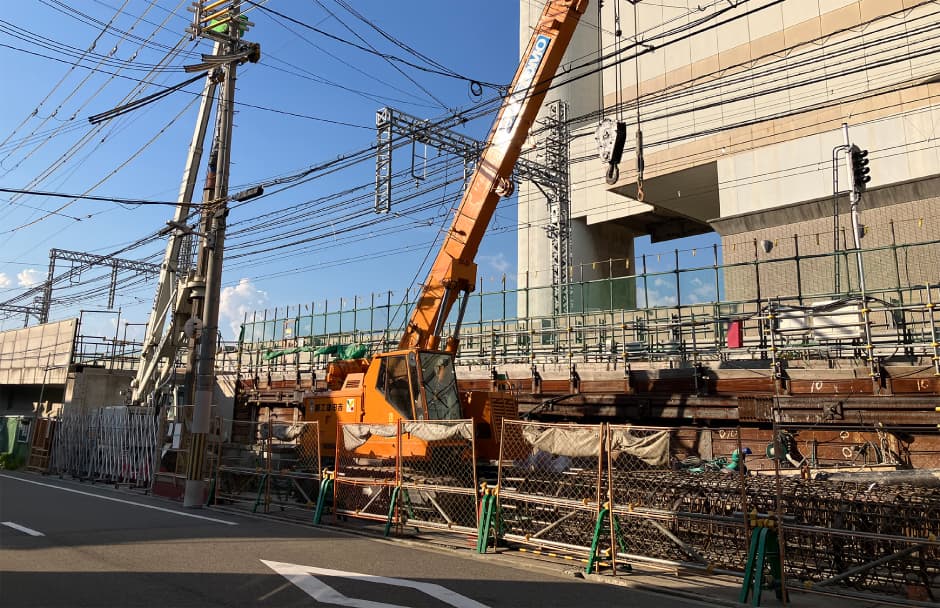 高架橋を支える杭を地中に構築（福駅西側）