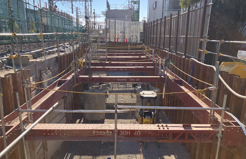 土を掘削し、崩壊しないように仮設材で支持（福駅西側）