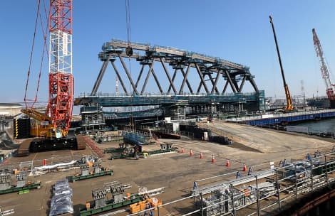 鋼製の橋梁を架設