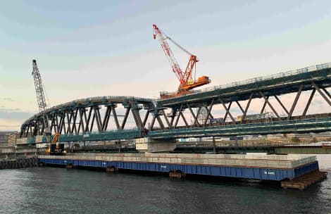 鋼製の橋梁を架設するための部材の搬入ルートを設置