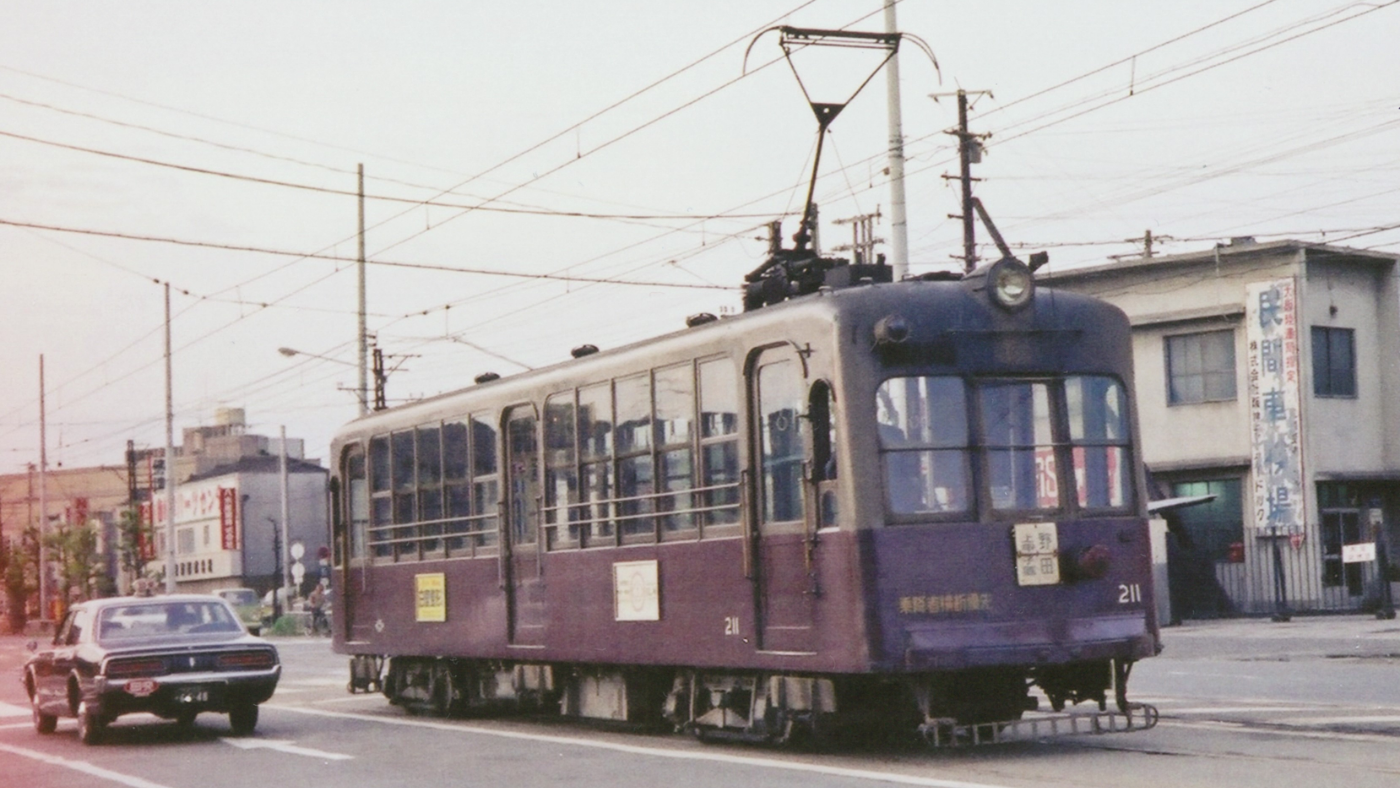 国道線を走行する201形＜1975年＞
